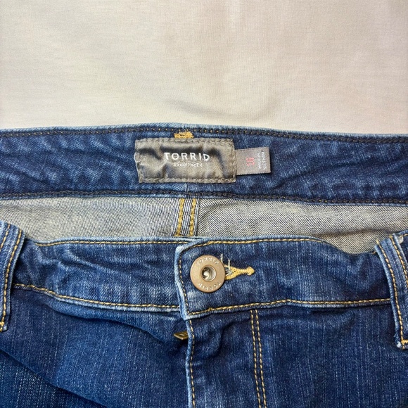 Torrid‎ Feel the Fit Cut Off Jean Shorts Dark Wash Sz 16 - Picture 5 of 7
